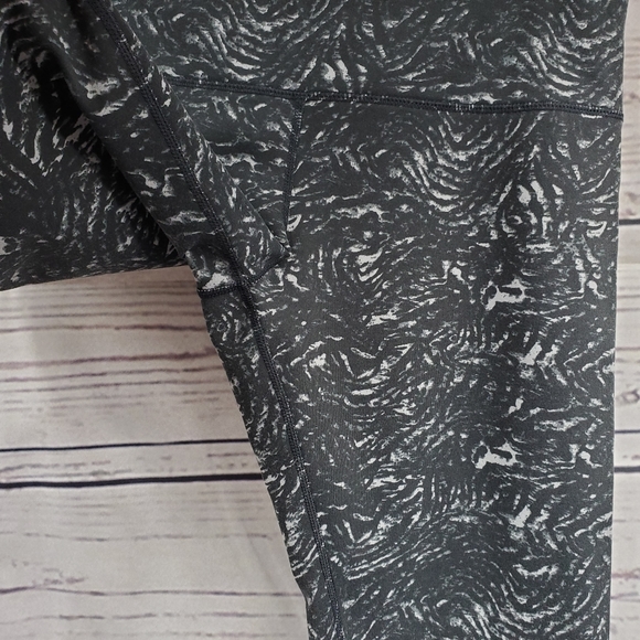 Tuff Athletics Yoga leggings- Size Medium Black/Grey pattern - Picture 6 of 10